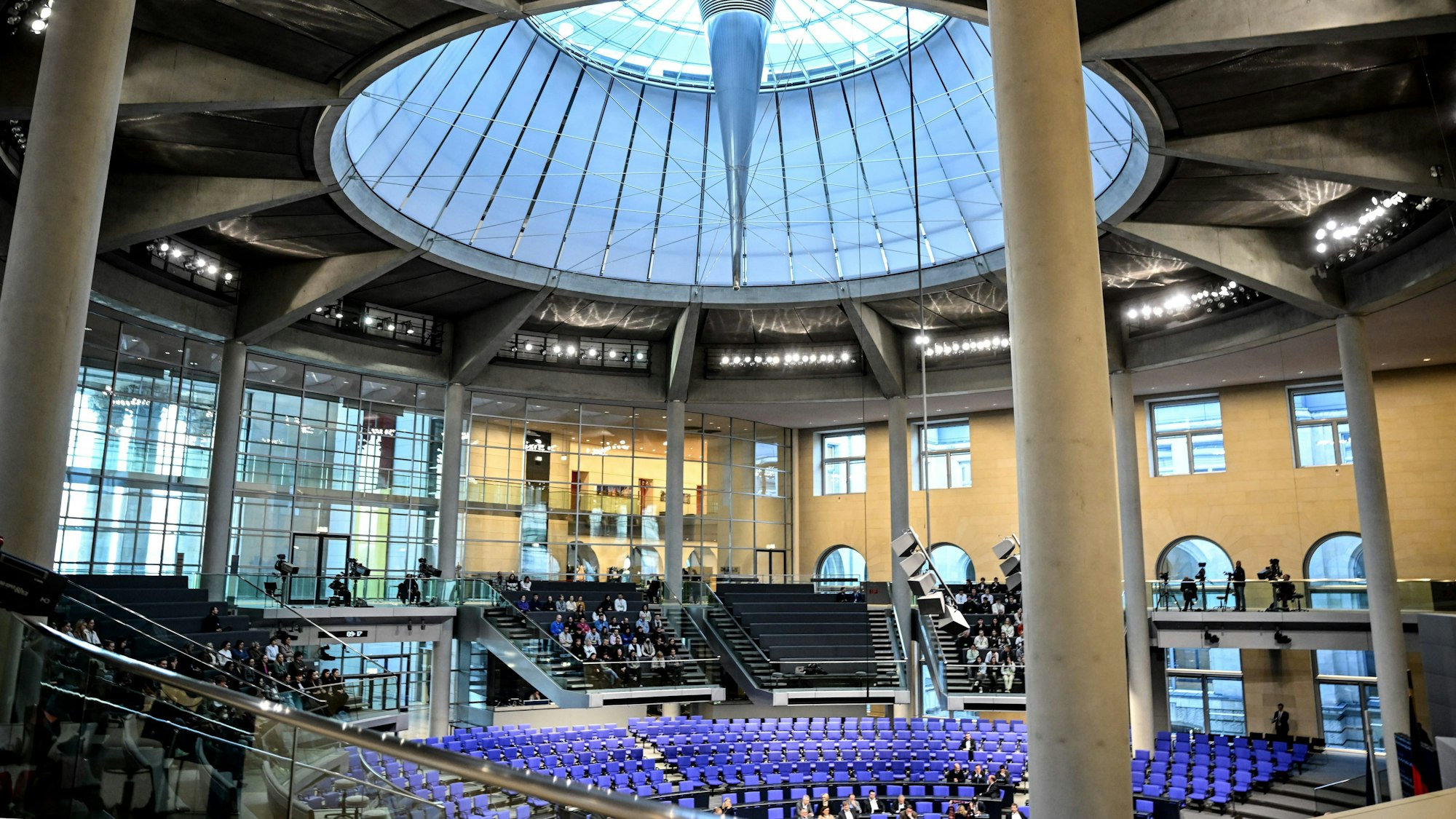 Blick in den Plenarsaal, wo die Abgeordneten debattieren.