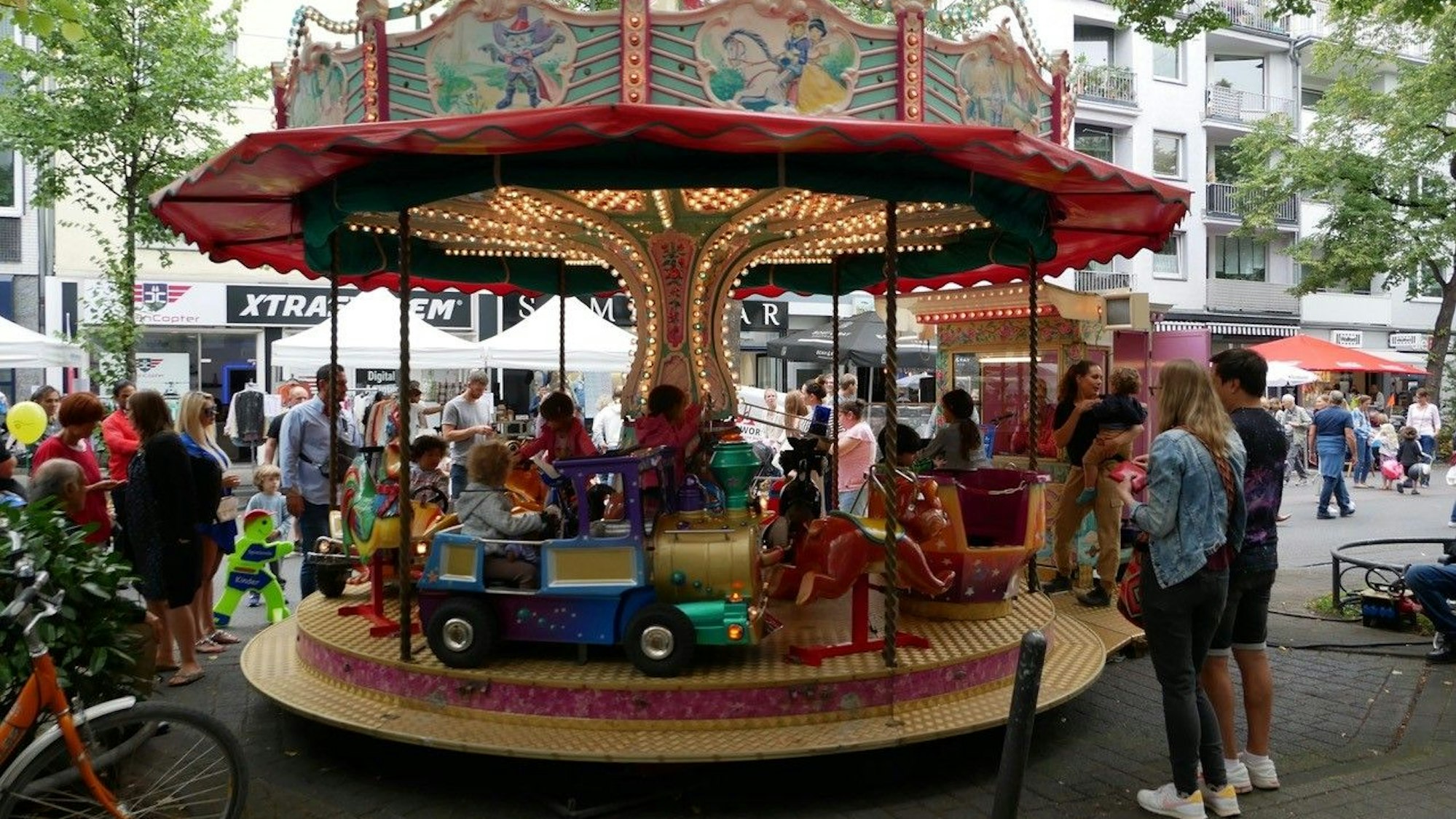 Karussell beim Lindenthaler Sommerfest 2022.