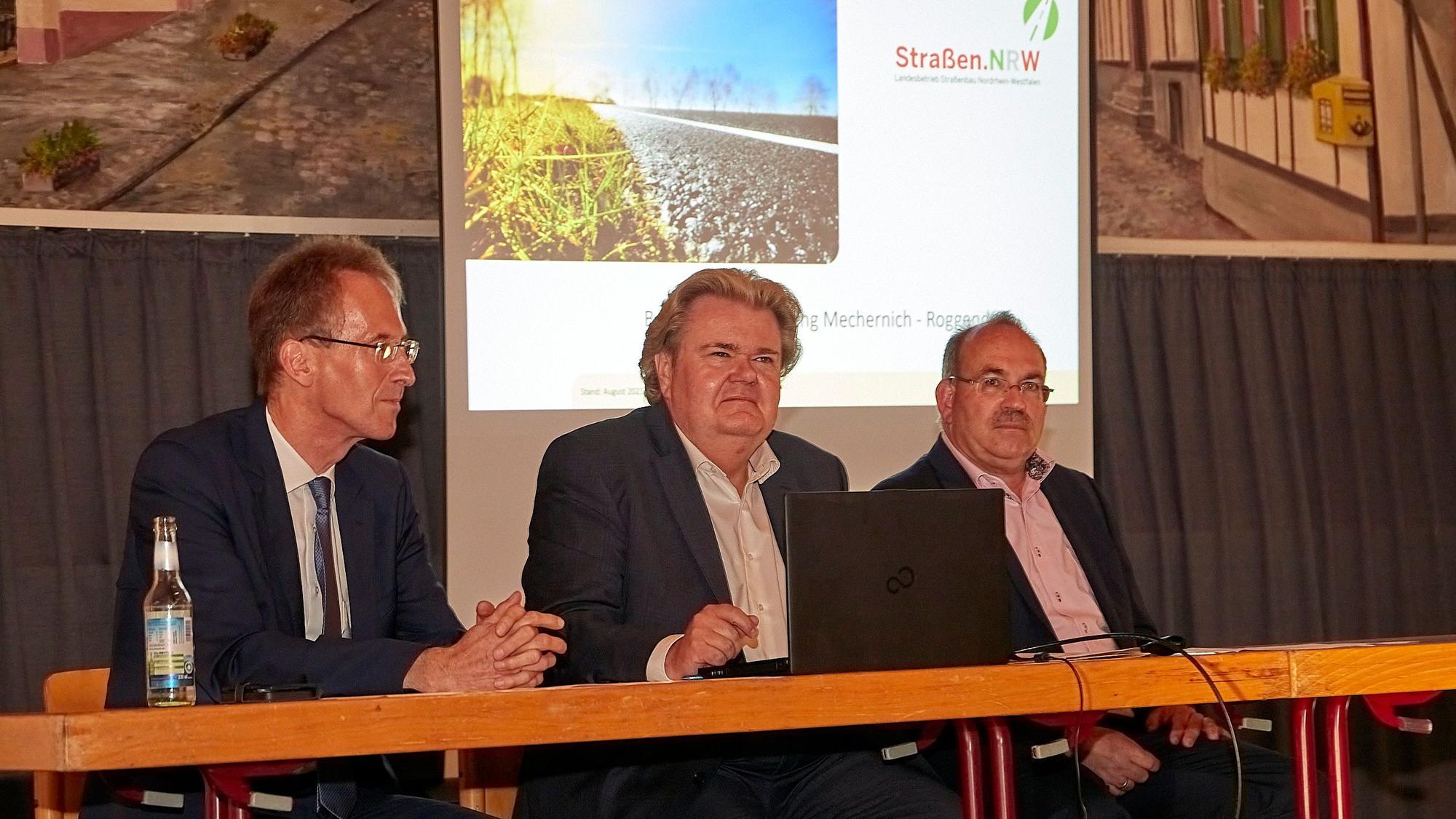 Detlef Seif (v.l.), Klaus Vousseum und Ralf Nolten sitzen an einem Tisch. Die drei Abgeordneten aus Bundes- und Landtag an der Diskussion zur B266 teil.