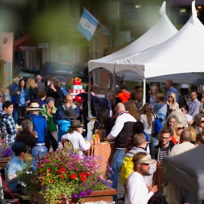Menschen feiern ausgelassen auf einem Straßenfest.