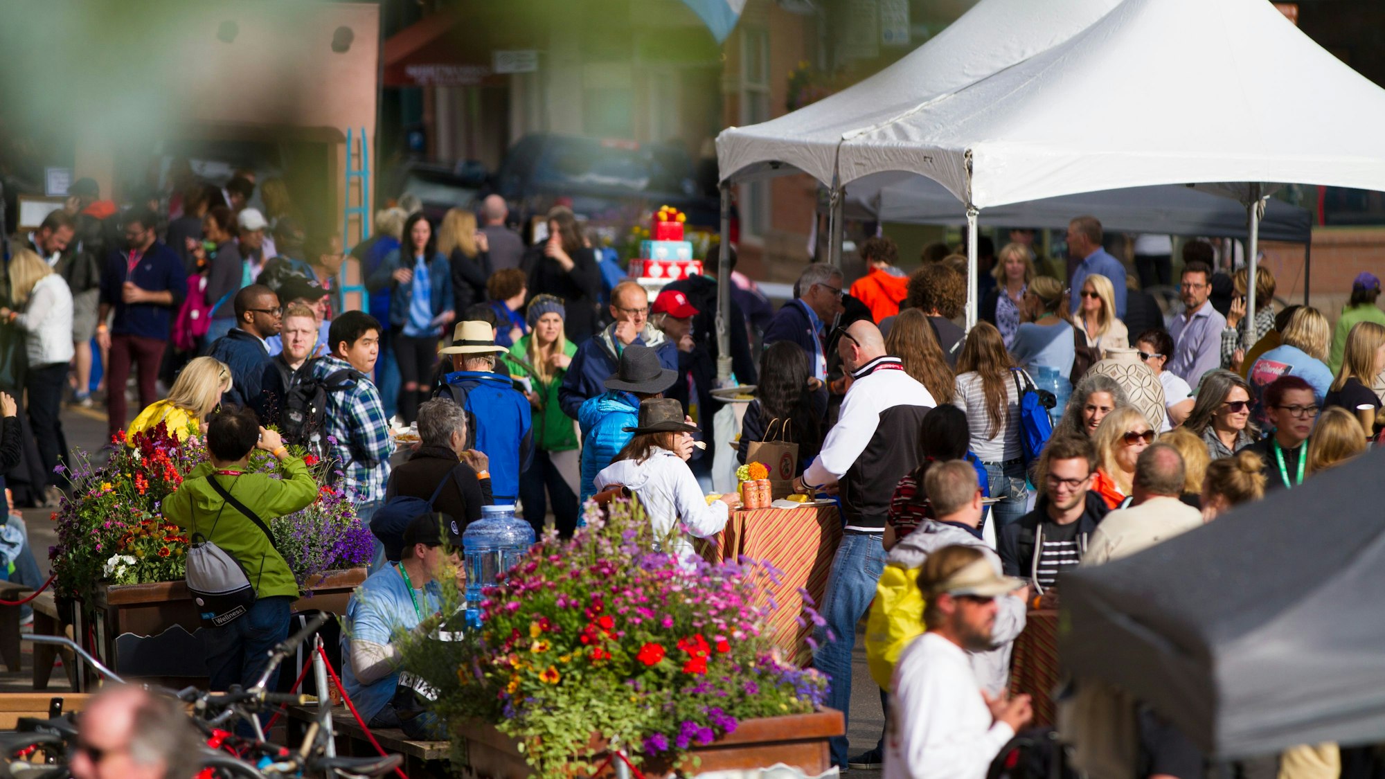Menschen feiern ausgelassen auf einem Straßenfest.