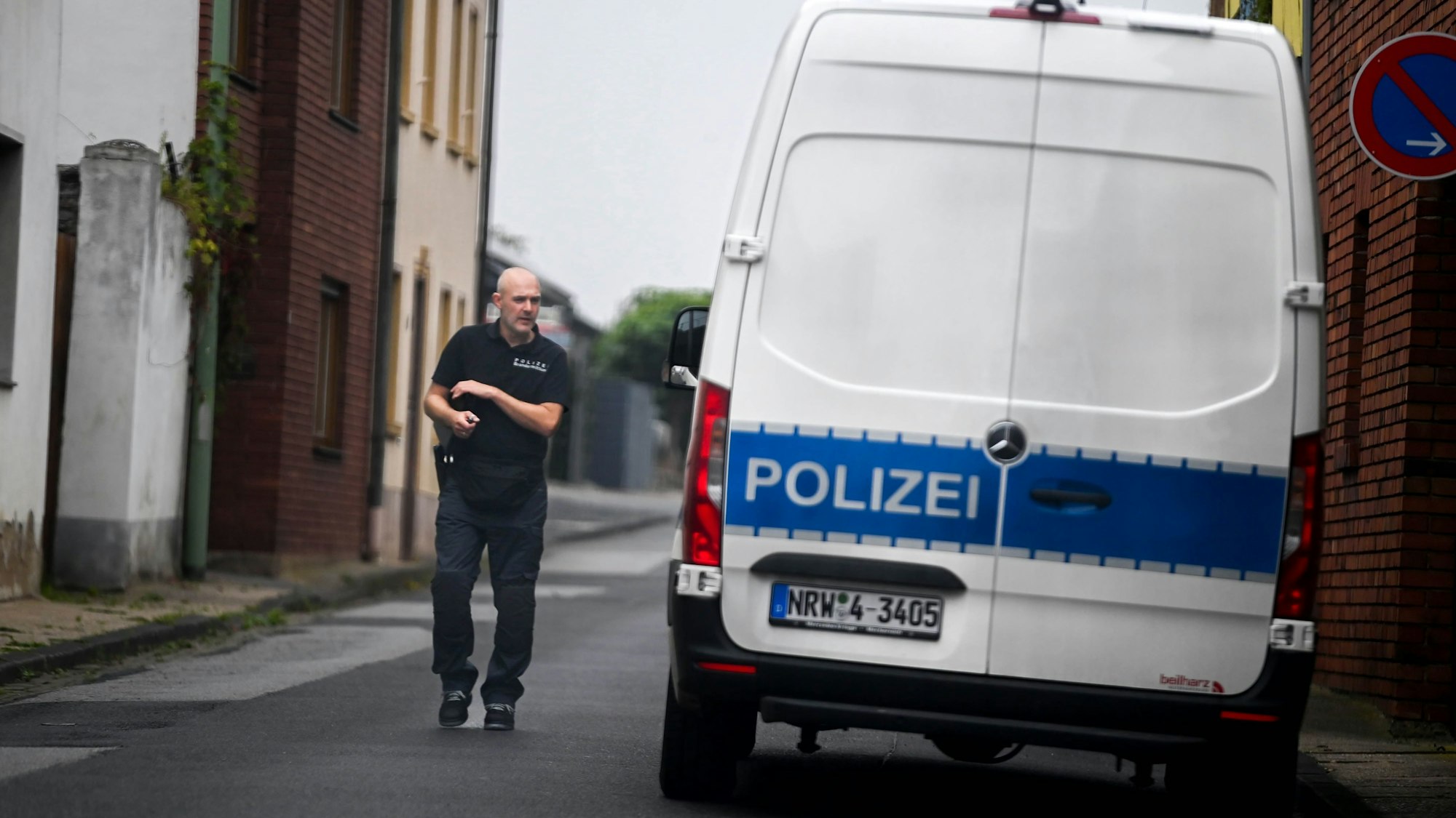 Das Bild zeigt einen Ermittler der Bonner Mordkommission, wie er zum Einsatzfahrzeug geht.