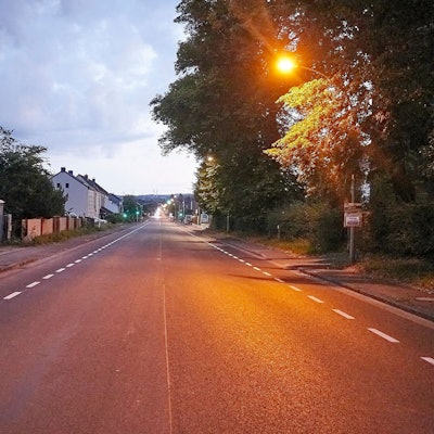 Das Bild zeigt die B266 in Roggendorf am Abend. Zu diesen Stunden ist auf der Straße nicht viel Verkehr.