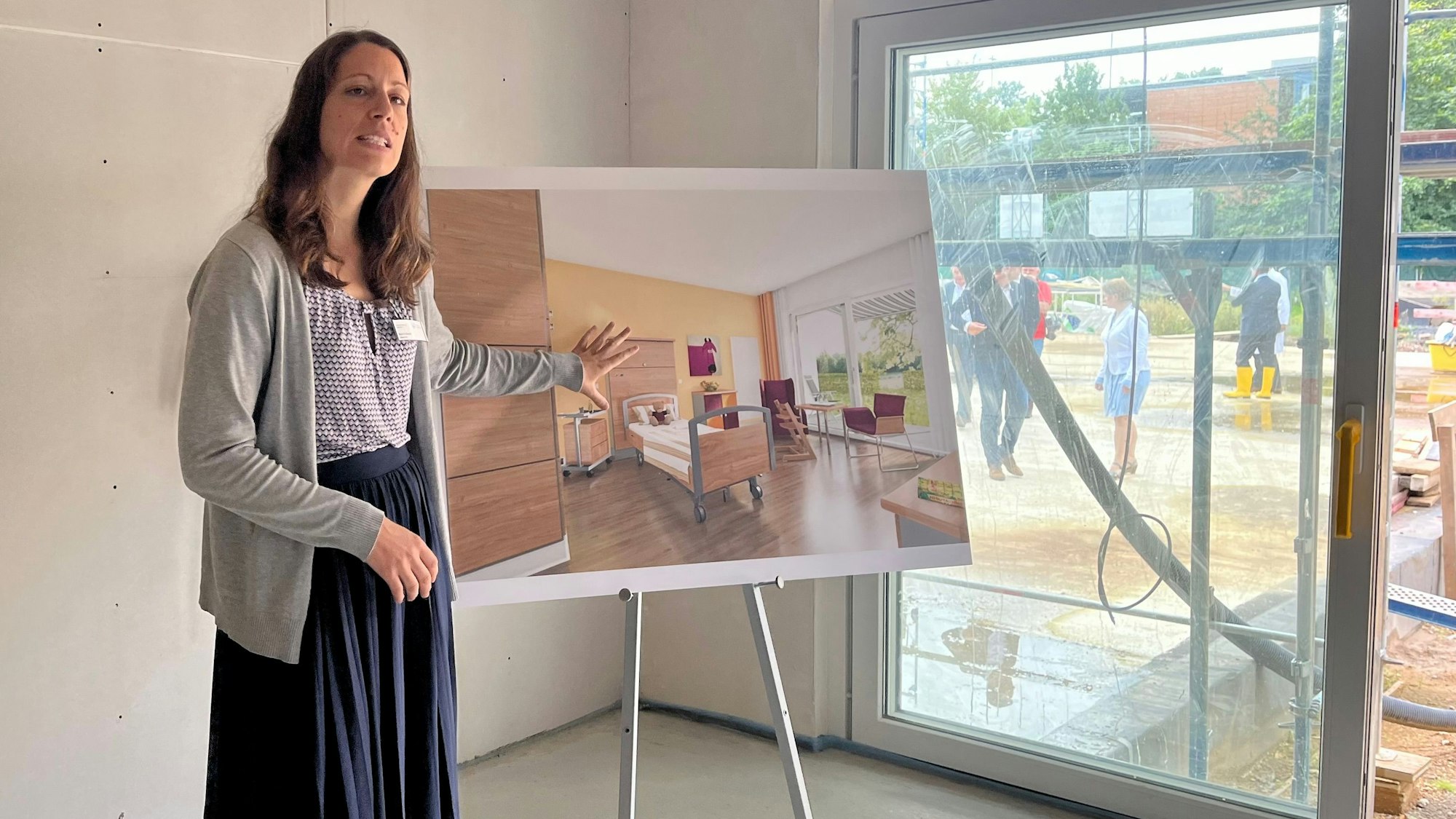 Kinderärztin Katrin Busch zeigt, wie die fertigen Zimmer einmal aussehen sollen