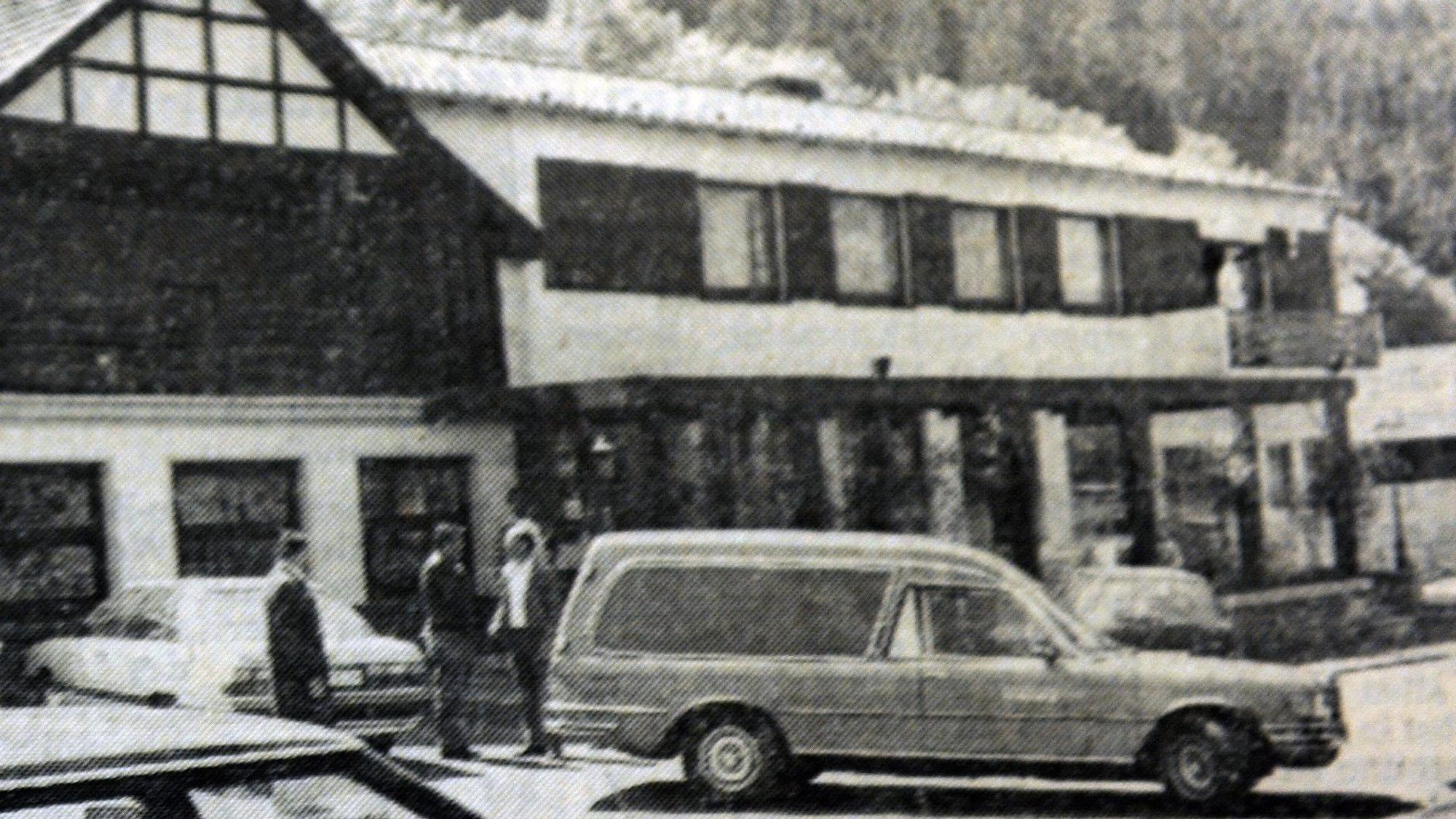 Alte Schwarz-Weiß-Fotos aus einer Zeitung. Vor einem Hotel steht ein Leichenwagen.