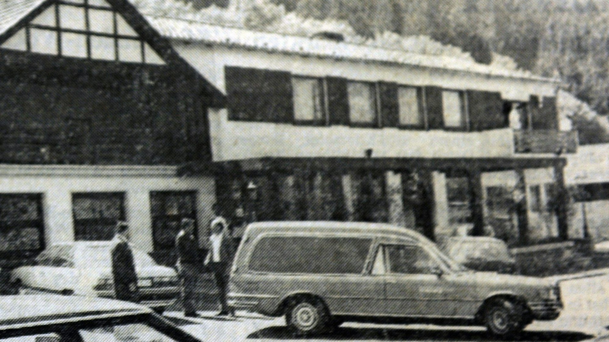Alte Schwarz-Weiß-Fotos aus einer Zeitung. Vor einem Hotel steht ein Leichenwagen.