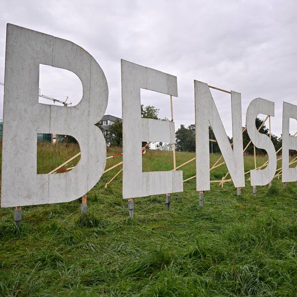 Au einer Wiese sind acht übergroße Buchstaben BENSBERG aufgestellt.