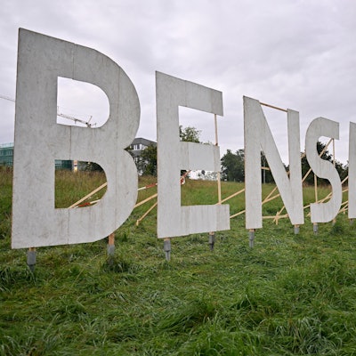 Au einer Wiese sind acht übergroße Buchstaben BENSBERG aufgestellt.