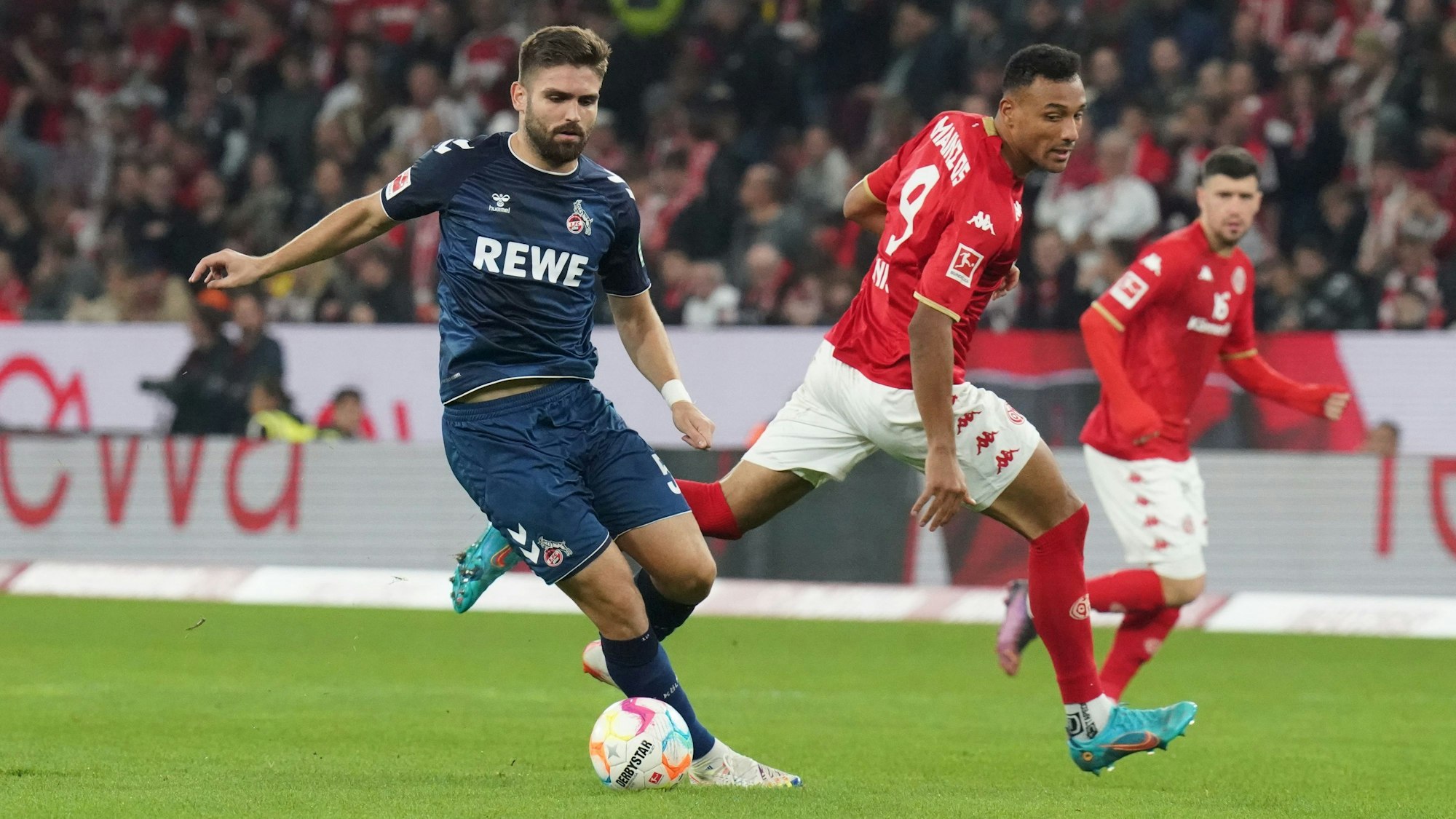 Kölns Nikola Soldo(l) und der Mainzer Karim Onisiwo kämpfen um den Ball.