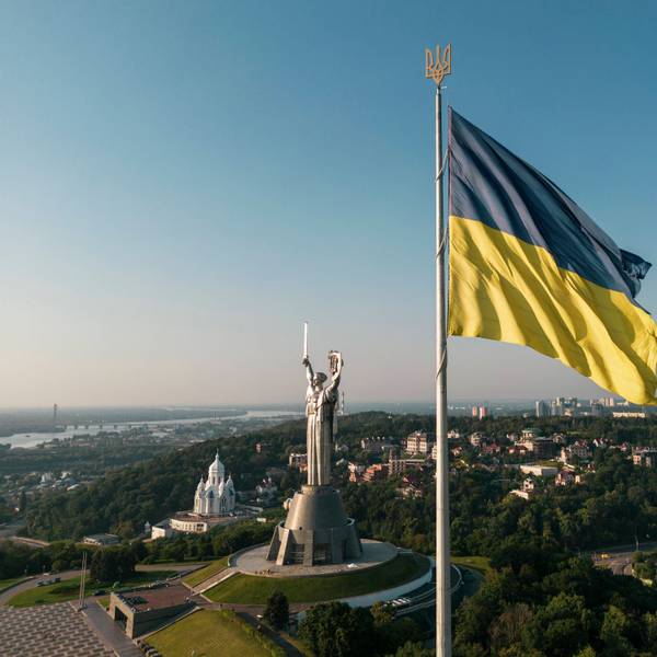 Eine ukrainische Flagge weht nahe dem Denkmal von „Mutter Heimat“ in Kiew im Wind. (Symbolbild)