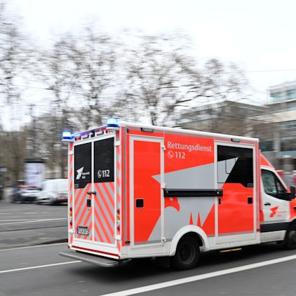 Die Rettungskräfte brachten den 63-jährigen in eine Klinik. (Symbolbild) Ein Rettungswagen fährt mit Blaulicht zu einem Einsatz