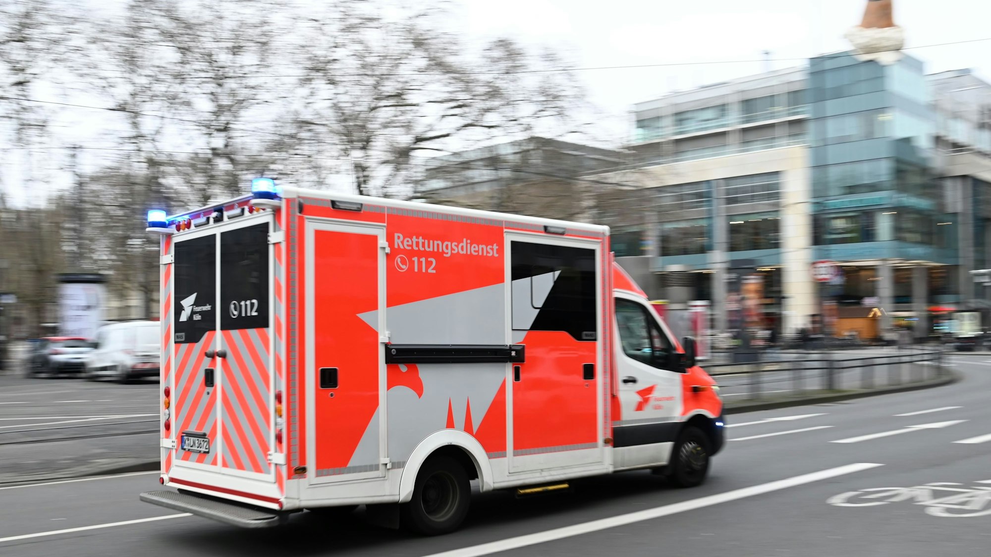 24.01.2022 Köln.
Einsatzfahrzeuge Notarzt und Rettungsdienst.