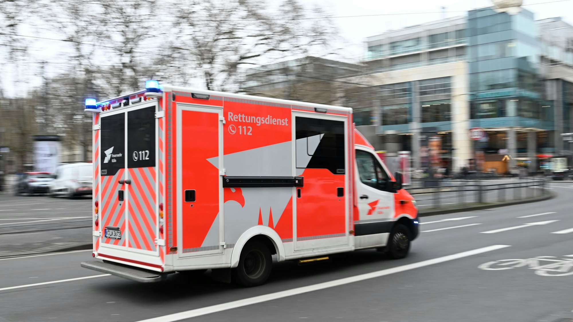 Die Rettungskräfte brachten den 63-jährigen in eine Klinik. (Symbolbild) Ein Rettungswagen fährt mit Blaulicht zu einem Einsatz