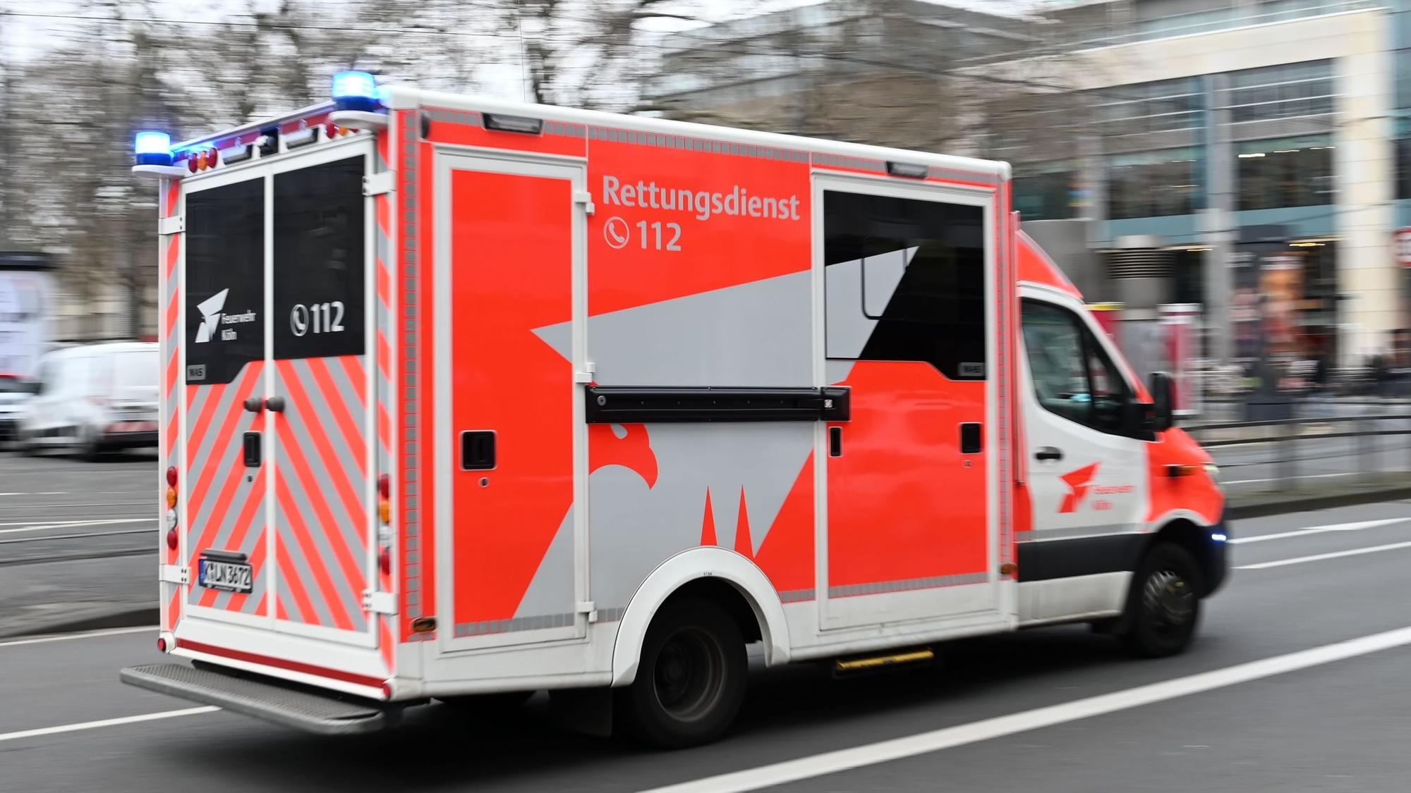 Das Bild zeigt ein Einsatzfahrzeug des Rettungsdienstes.