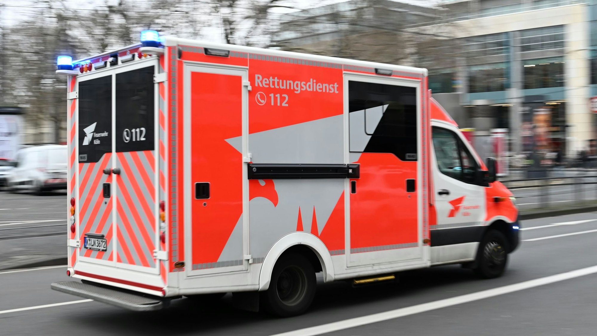 Das Bild zeigt ein Einsatzfahrzeug des Rettungsdienstes.