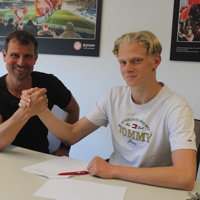 Fortuna Kölns Sportdirektor Matthias Mink (links) mit Nachwuchsstürmer Tim Birkenheuer