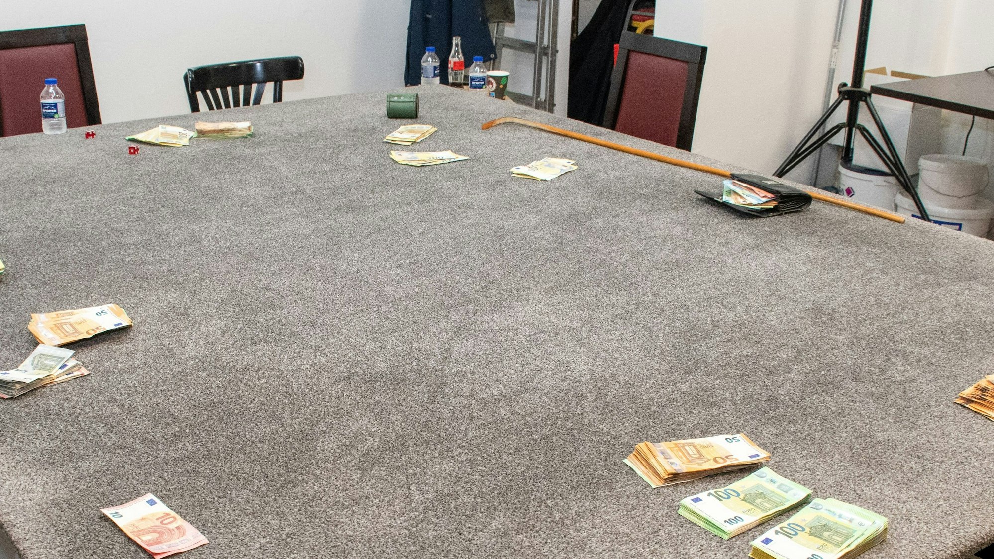 Die Polizei hat in Köln-Kalk eine große Summe Bargeld sichergestellt. Viele Geldscheine liegen auf einem Tisch.