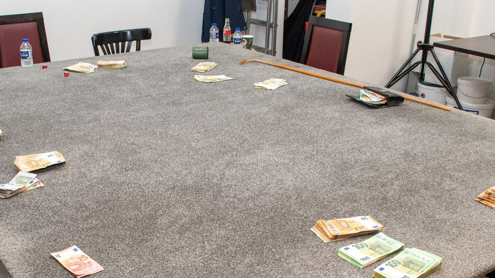 Die Polizei hat in Köln-Kalk eine große Summe Bargeld sichergestellt. Viele Geldscheine liegen auf einem Tisch.