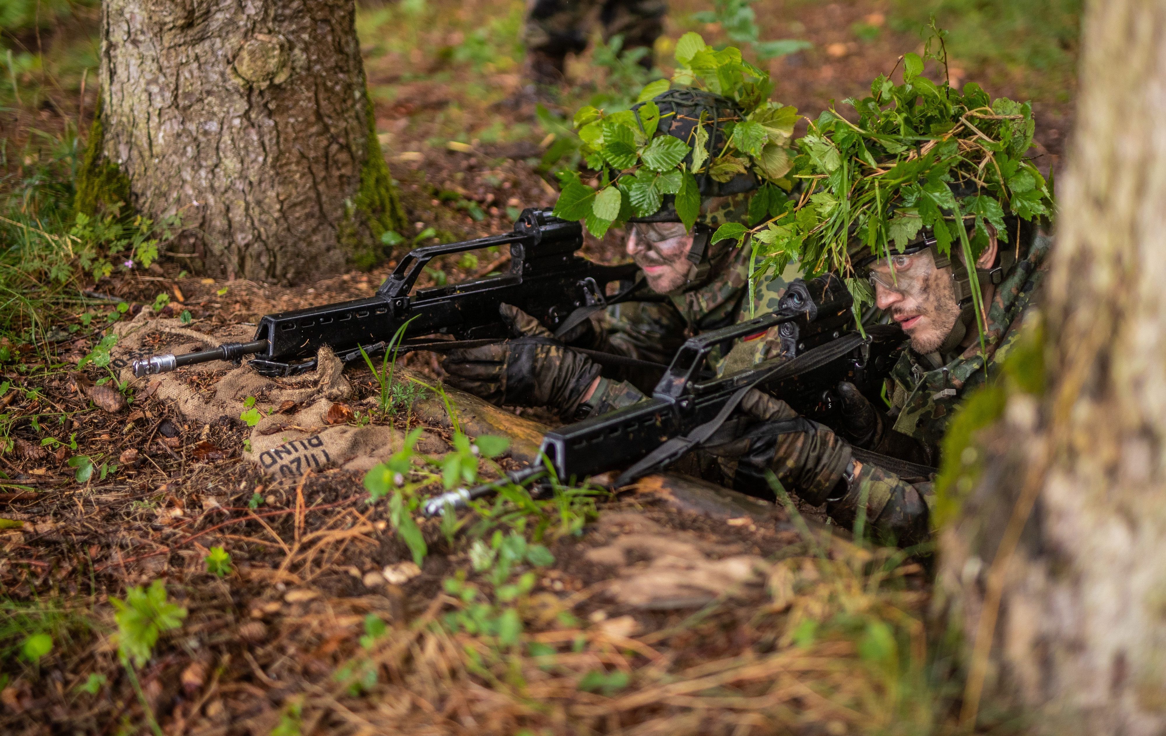 Reservisten nehmen auf einem Übungsplatz der Bundeswehr an der Abschlussübung.