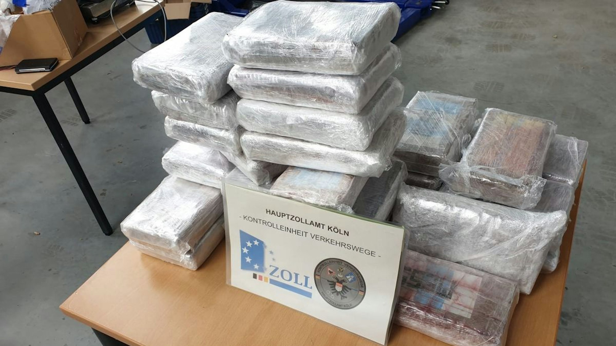 35 Kilogramm sichergestelltes Kokain liegt auf einem Tisch.