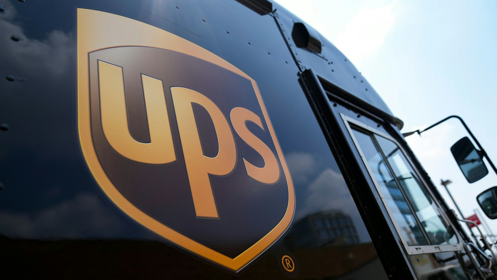 Ein UPS-Wagen im Einsatz.