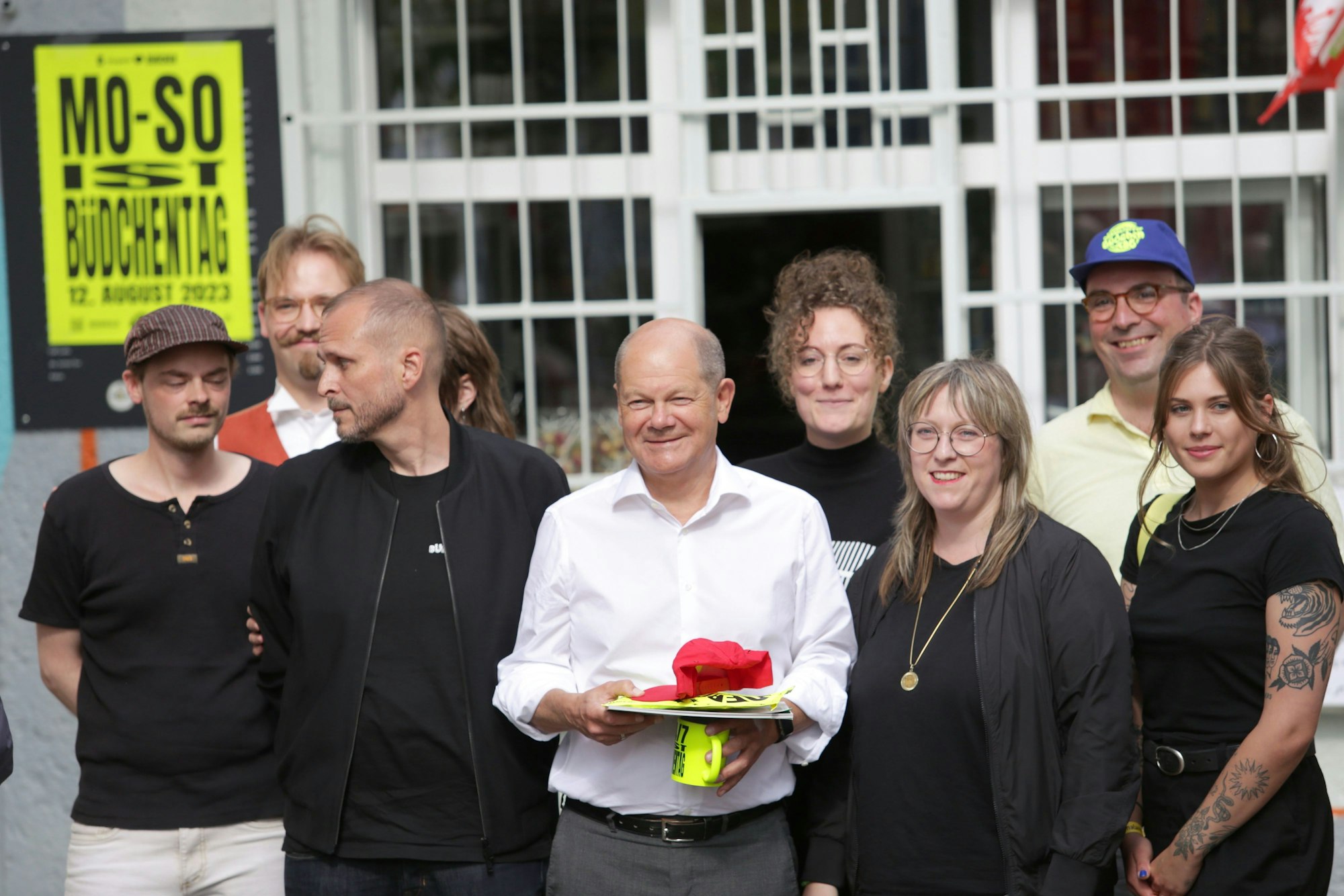 16.08.2023, Düsseldorf: Bundeskanzler Olaf Scholz besucht Büdchen in Düsseldorf Bilk anlässlich des Büdchentages.