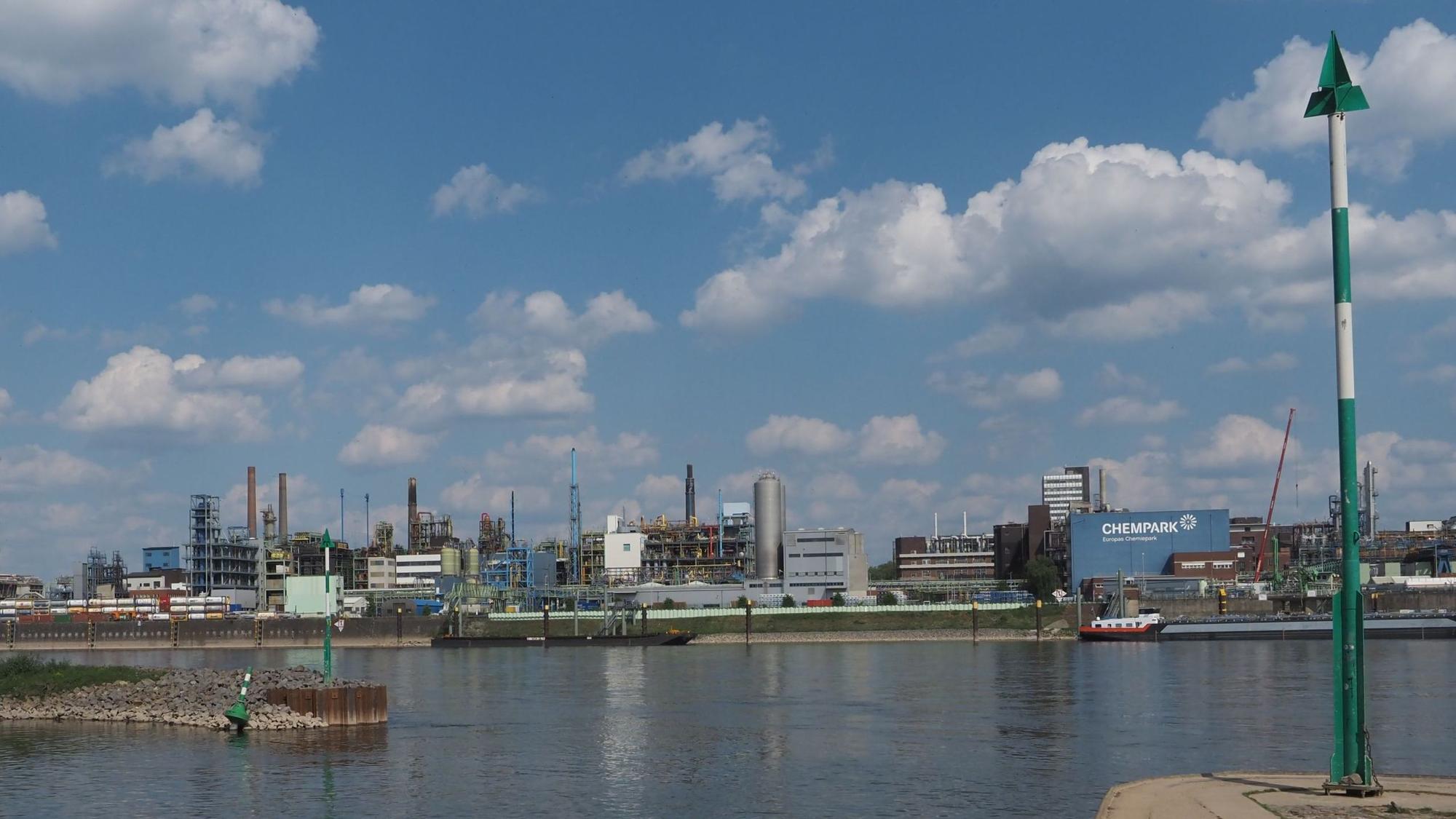 09.05.2022, Leverkusen. Chempark von Merkenich aus gesehen. Foto: Max Grönert