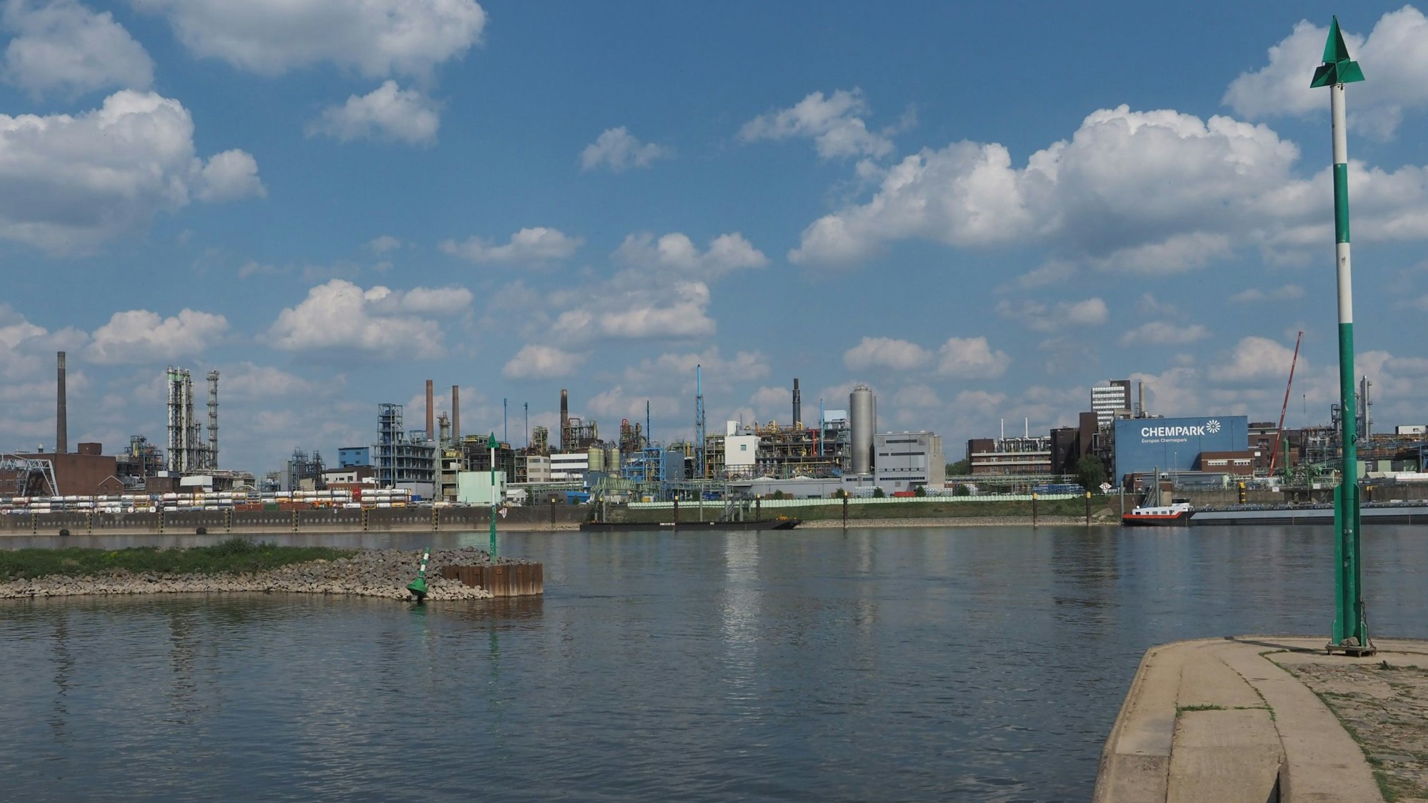 Leverkusens Chempark von Merkenich aus gesehen.