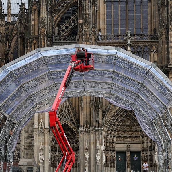 Am Roncalliplatz werden Tribünen und eine Bühne aufgebaut.
