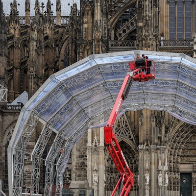Am Roncalliplatz werden Tribünen und eine Bühne aufgebaut.