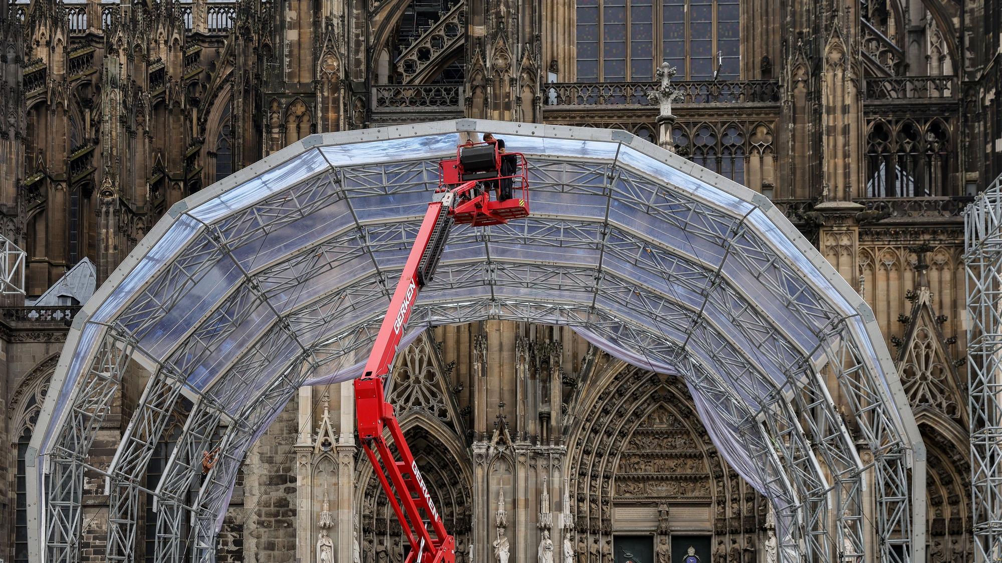 Am Roncalliplatz werden Tribünen und eine Bühne aufgebaut.