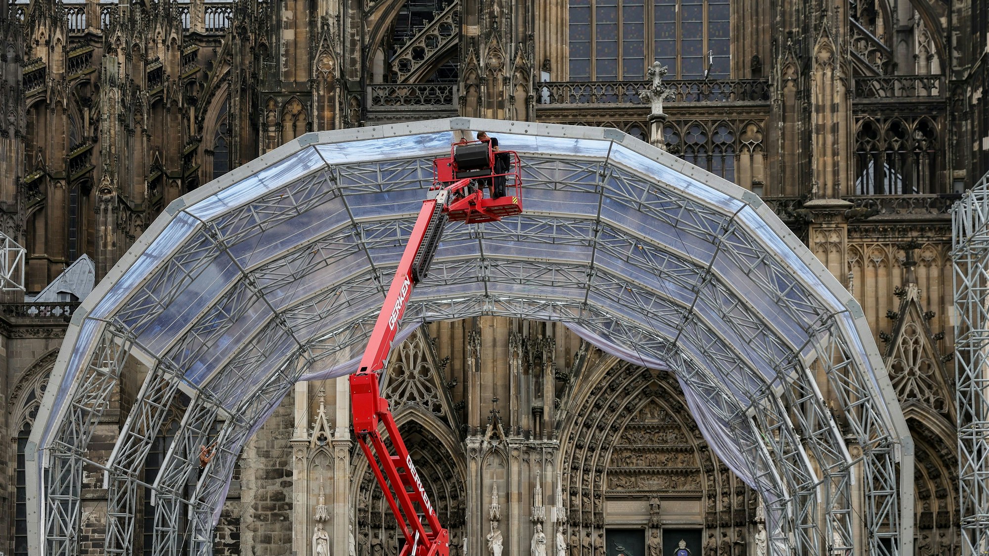 Am Roncalliplatz werden Tribünen und eine Bühne aufgebaut.
