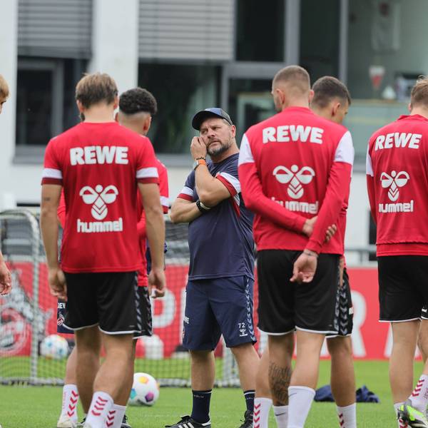 FC-Trainer Steffen Baumgart mit seinen Spielern im Mannschaftstraining.