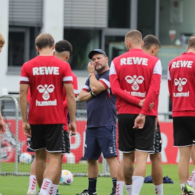 FC-Trainer Steffen Baumgart mit seinen Spielern im Mannschaftstraining.