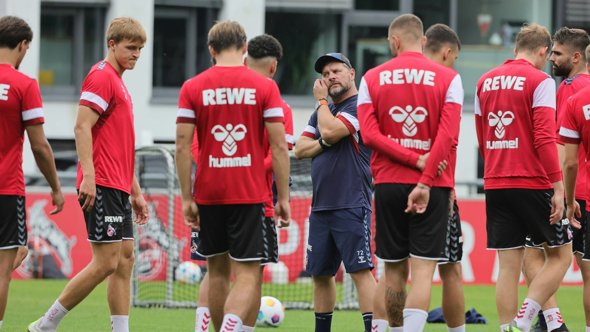 FC-Trainer Steffen Baumgart mit seinen Spielern im Mannschaftstraining.