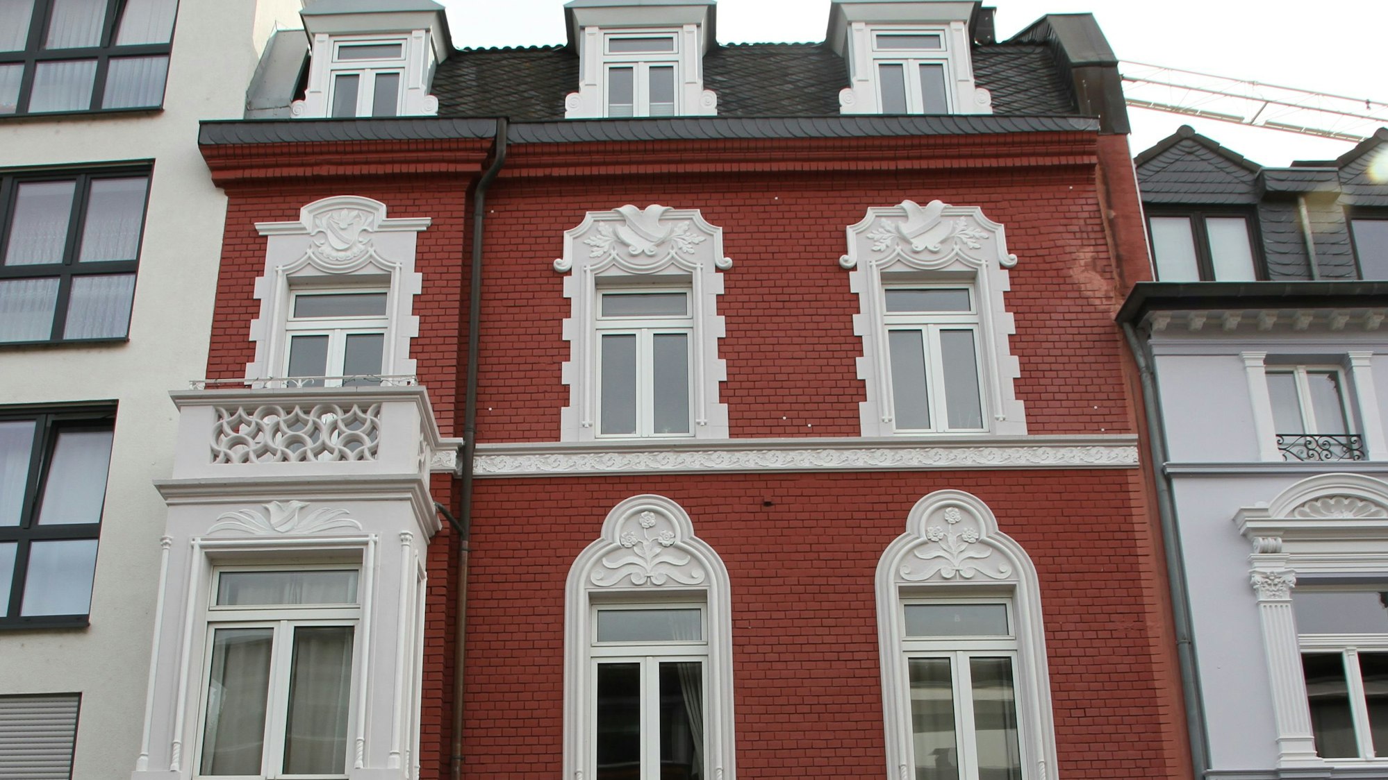 Haus mit rot-weißer Fassade an der Alleestraße in Siegburg