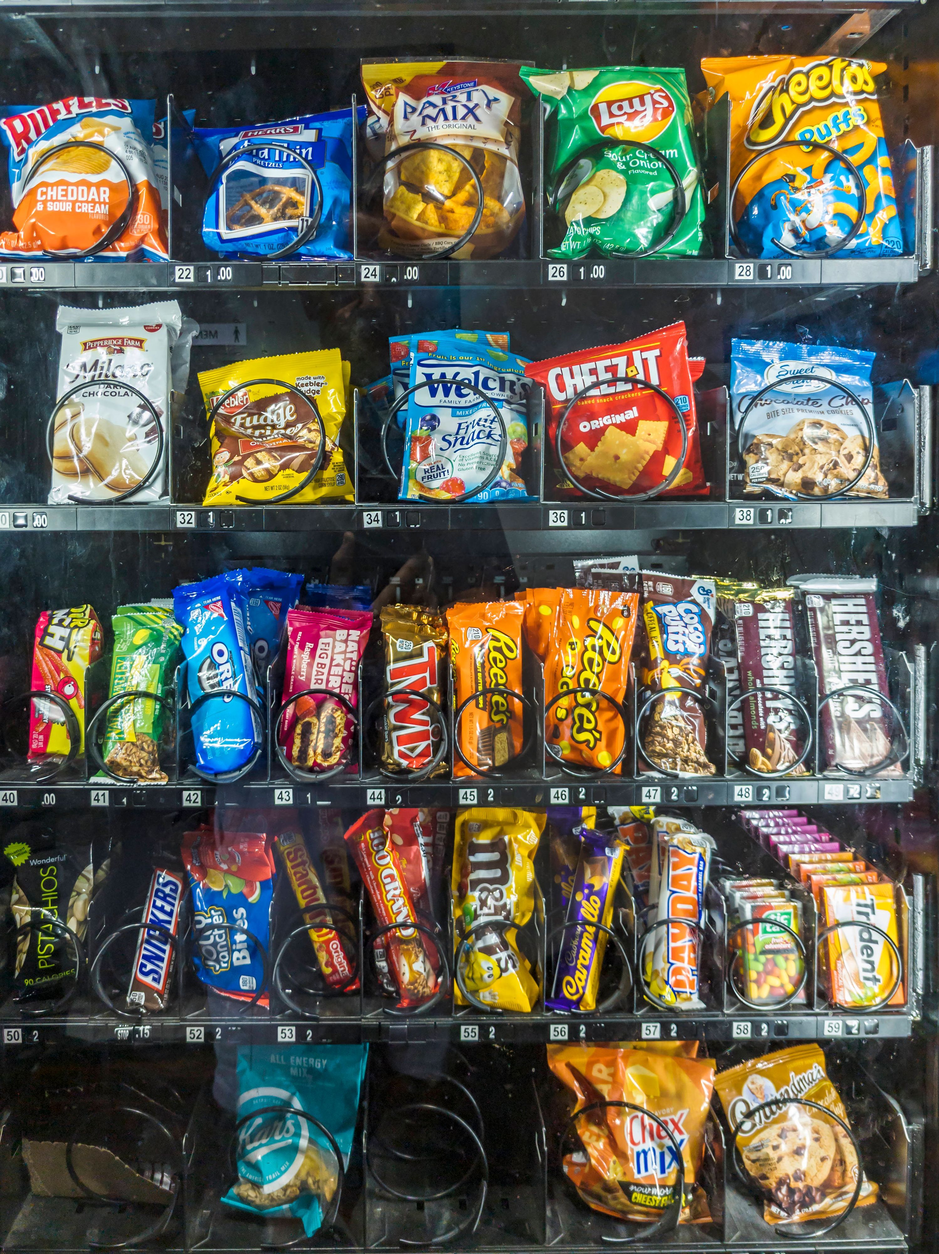 Chipstüten im Verkaufsautomat