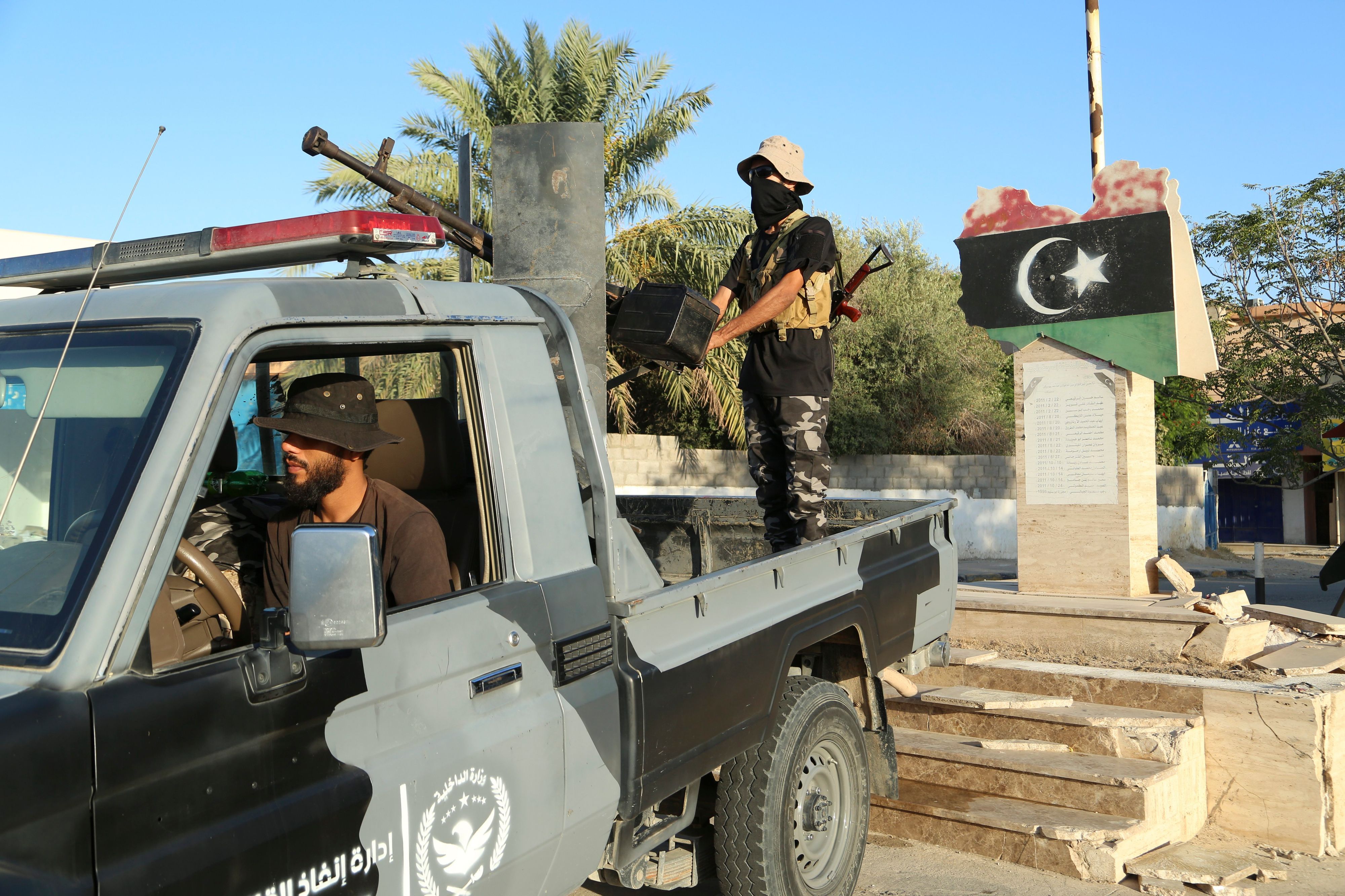 Libyen, Tripolis: Ein Mitglied einer Sicherheitseinheit steht Wache an einem Geschütz
