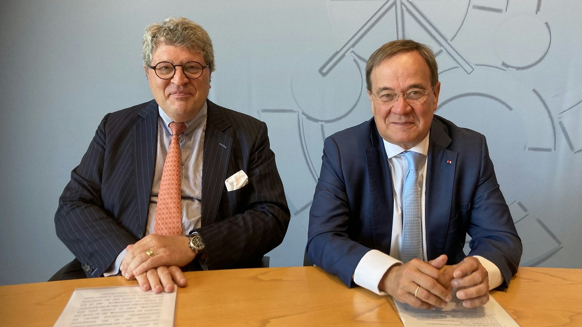 Bei der Pressekonferenz zur Westfälischen Friedenskonferenz 2023 sind zu sehen: Ex-Ministerpräsident sind Armin Laschet (r.) und Reinhard Zinkann, Inhaber des Gütersloher Geräteherstellers Miele.
