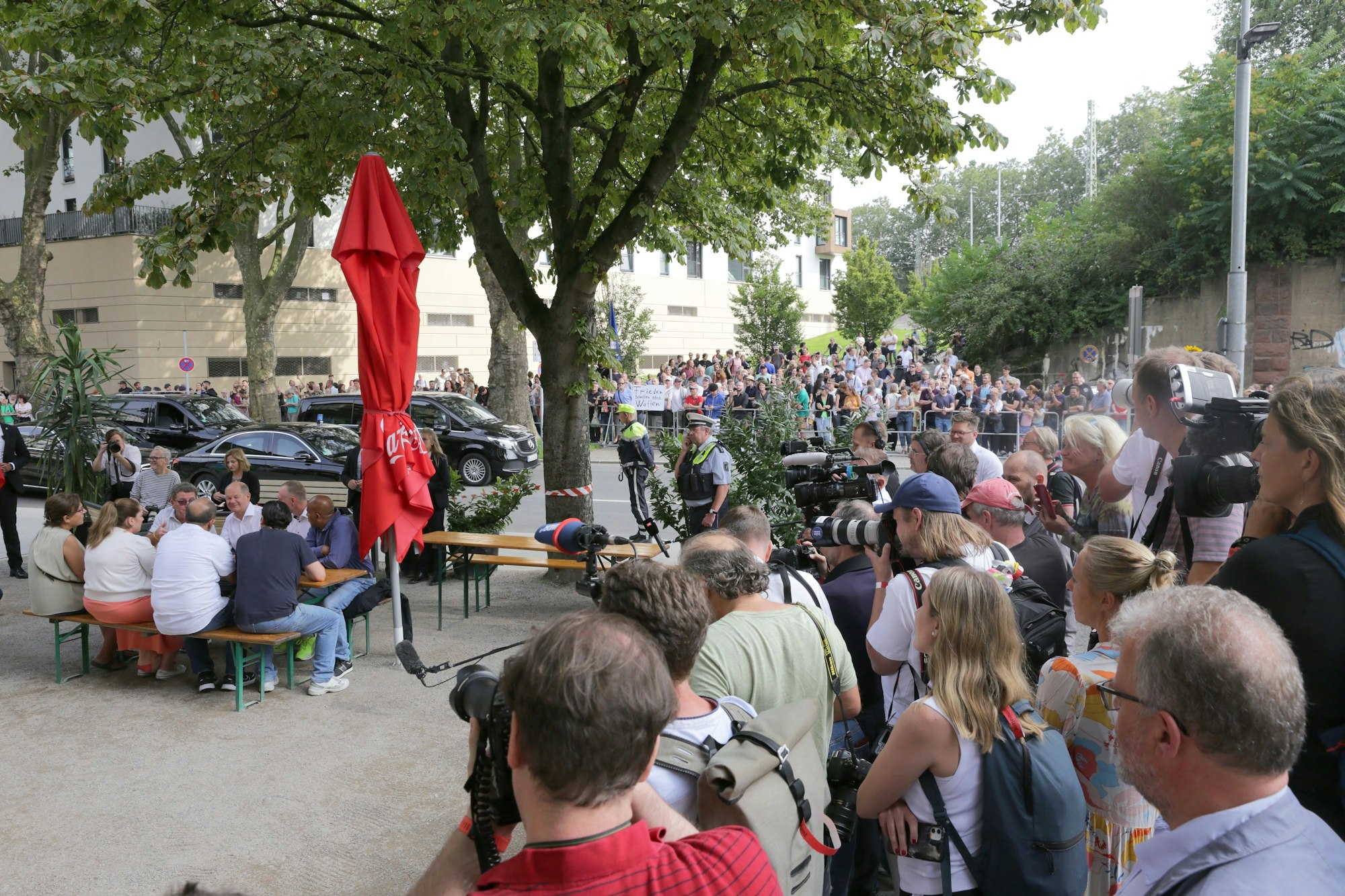 16.08.2023, Düsseldorf: Bundeskanzler Olaf Scholz besucht Büdchen in Düsseldorf Bilk anlässlich des Büdchentages, Foto: Ingo Lammert