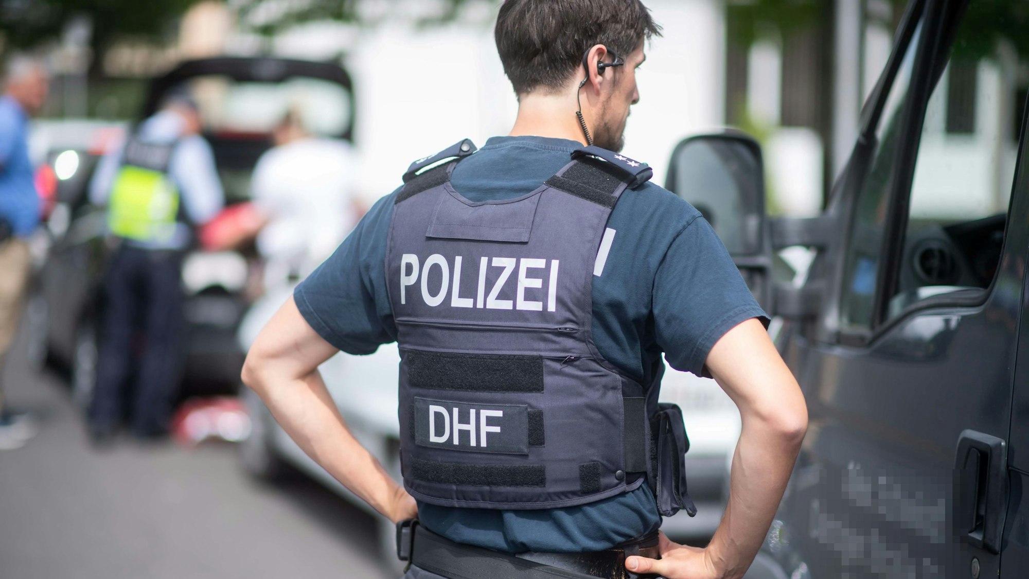 Ein Polizeibeamter spricht während einer Verkehrskontrolle mit dem Fahrer.