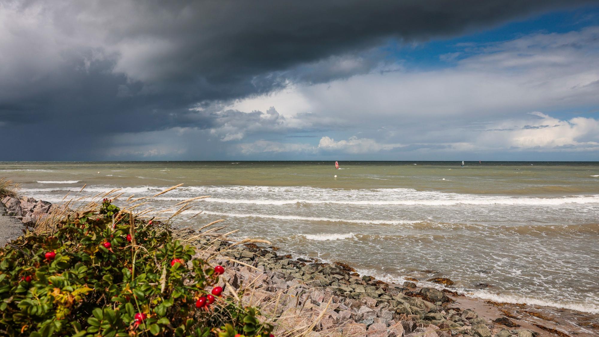 unkle Wolken ziehen vor einem Regenschauer über die Ostsee. (Symbolbild)
