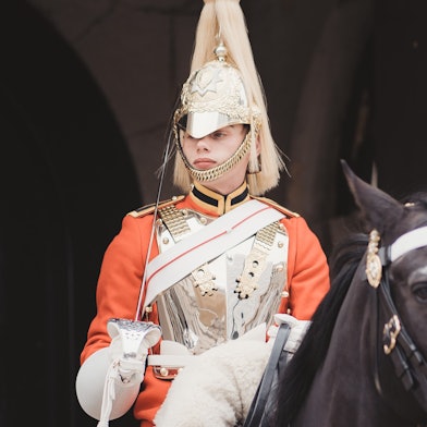 Ein Royal Guard auf einem Pferd.