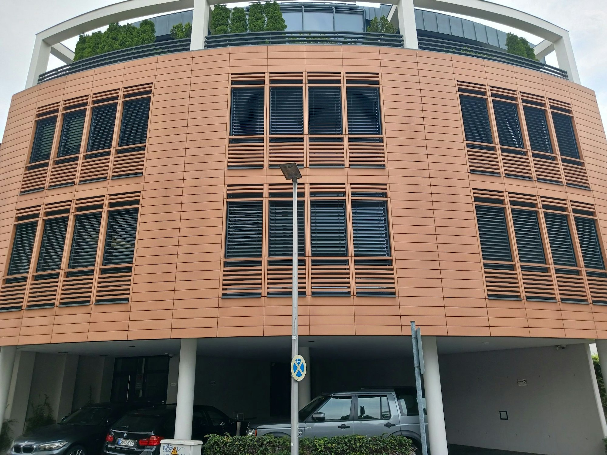 Wohnhaus mit drei Etagen, einem Staffelgeschoss und einer rotbraunen Fassade an der Cecilienstraße in Siegburg