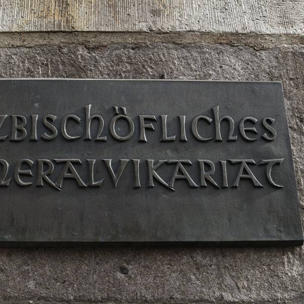 Bronzeschild am Hauptgebäude des Erzbischöflichen Generalvikariats in der Marzellenstraße. Foto: Csaba Peter Rakoczy