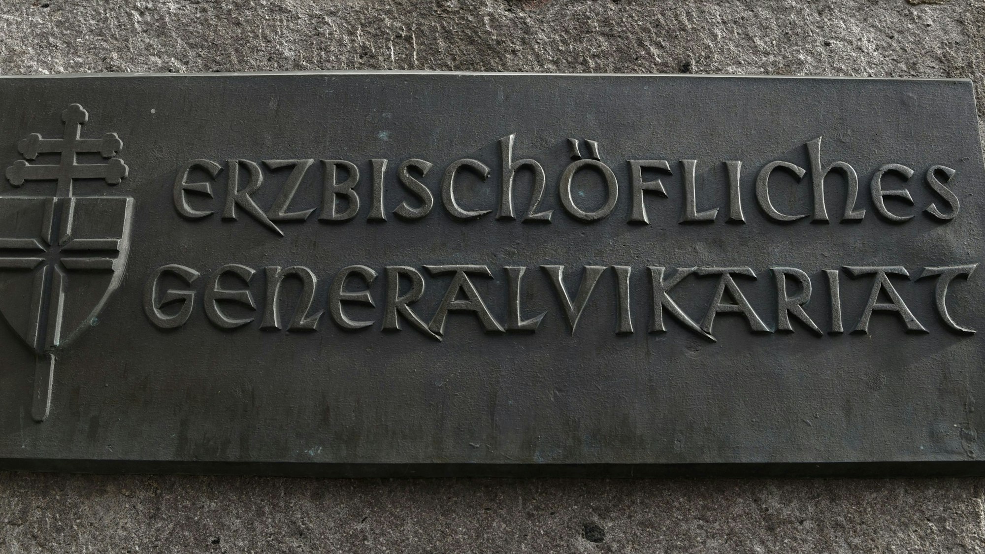 Bronzeschild am Hauptgebäude des Erzbischöflichen Generalvikariats in der Marzellenstraße. Foto: Csaba Peter Rakoczy