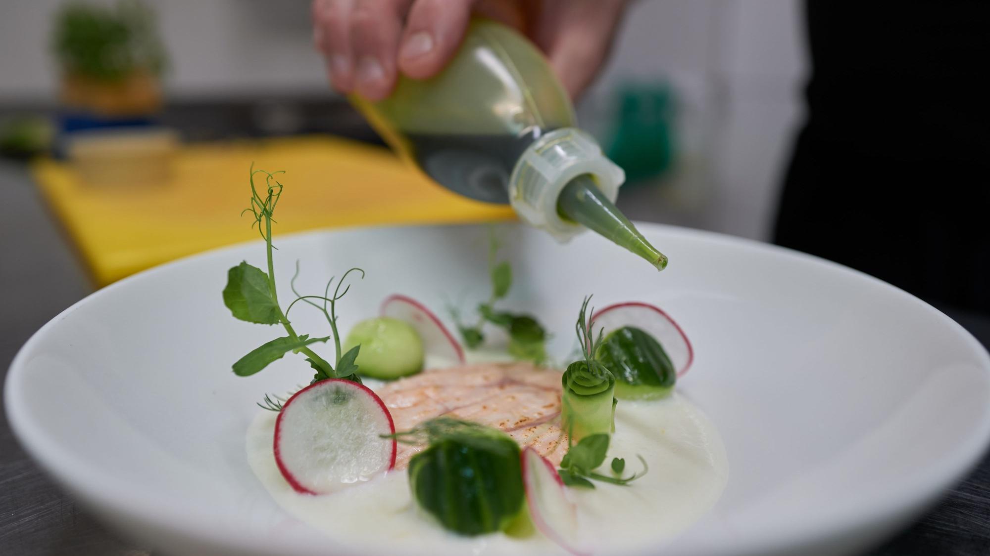 Marinierter Elsässer Saibling mit Buttermilch, Zitrus und Gurke