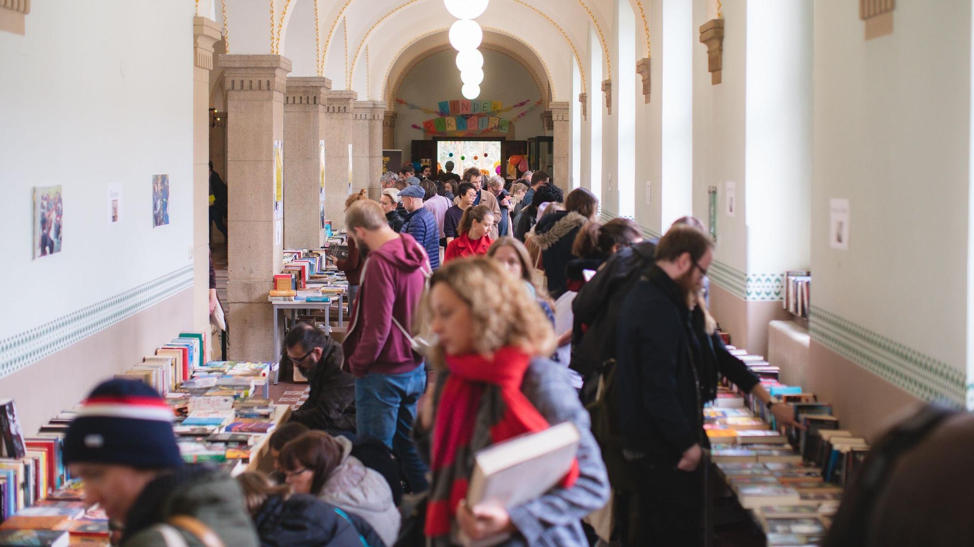 Viele Menschen sehen sich die ausgelegten Bücher auf der Bücherbörse an.