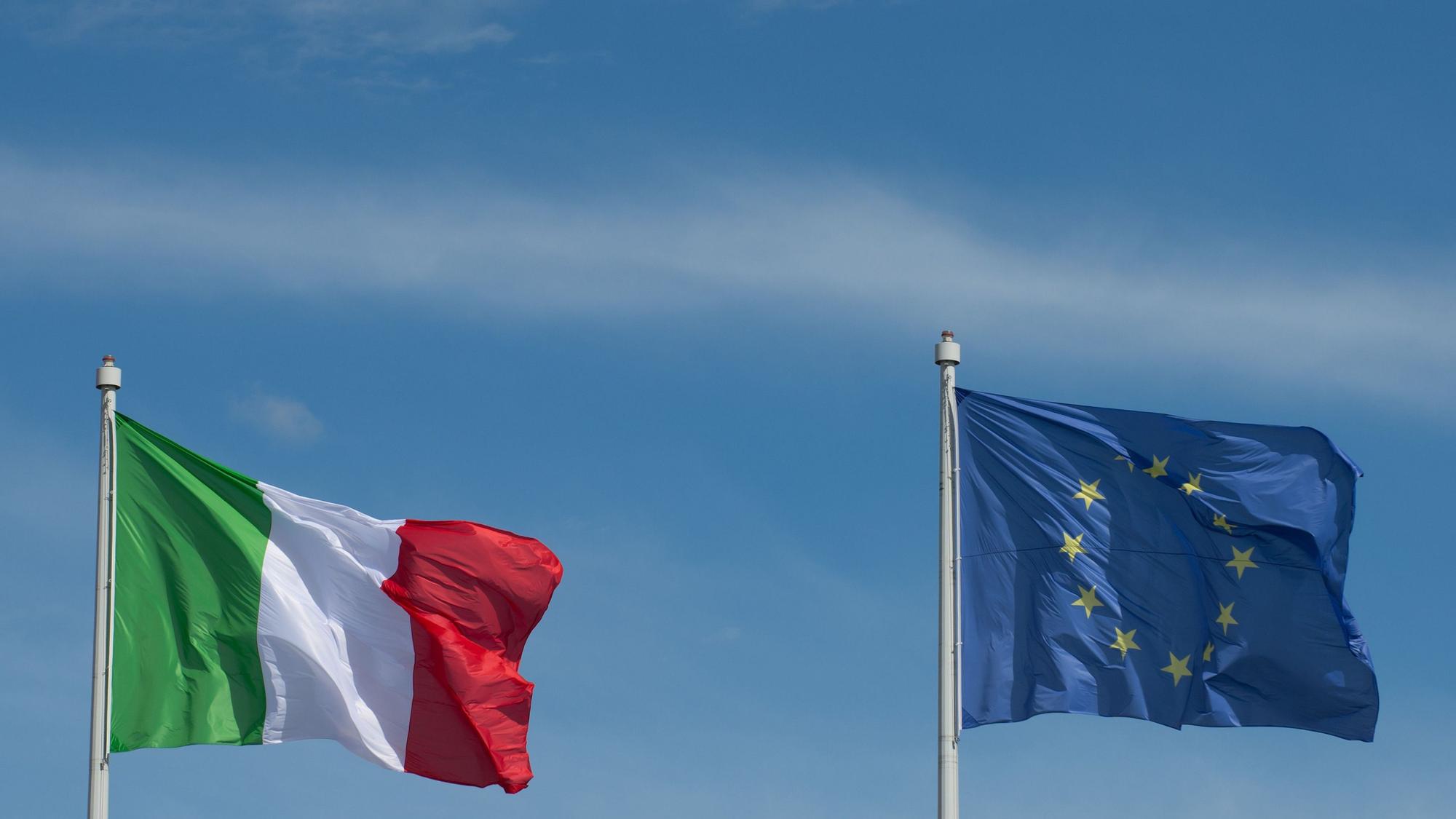 Die Flaggen der Europäischen Union und Italien, aufgenommen in Rom.