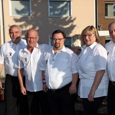 Mitglieder der Zuggemeinschaft Bachem mit Prinz Andy I. in der Mitte.